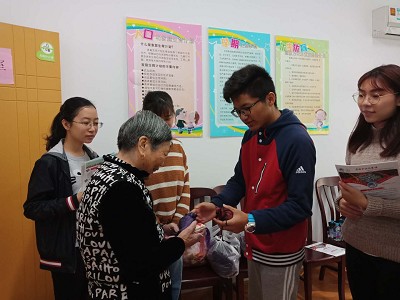 爱满重阳节,浓浓敬老情―bevictor1946韦德官网学生党支部开展社区为老服务