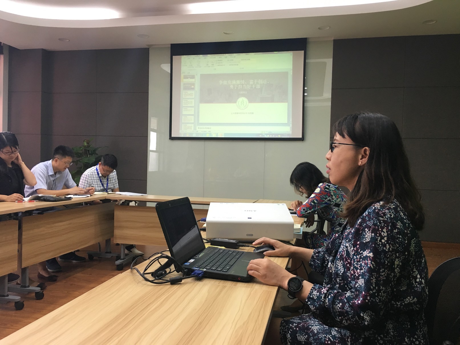以学促做,与新时代同行――bevictor1946韦德官网“争做充满激情、富于创造、勇于担当好干部”主题党日活动
